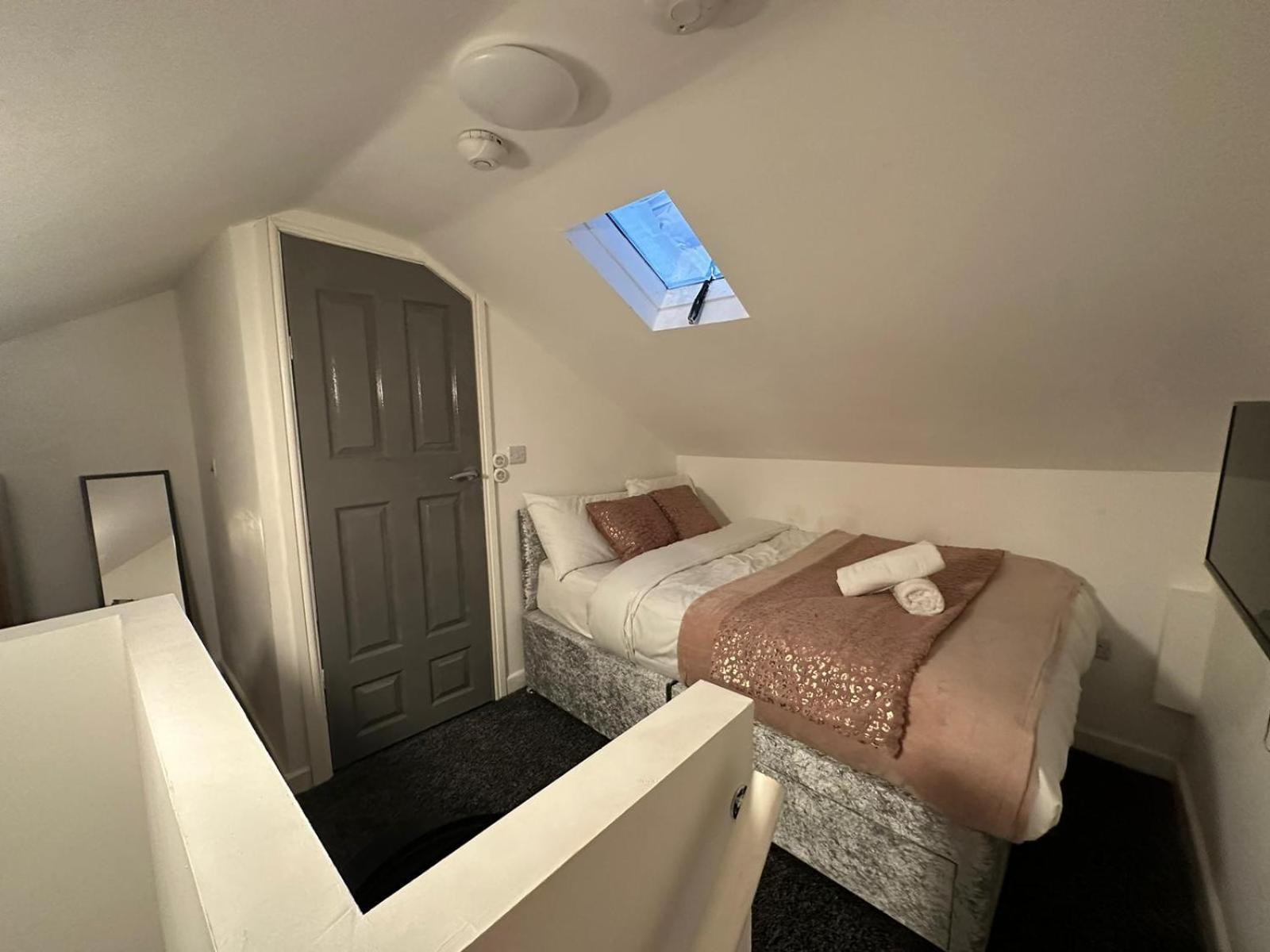 Dans Place Manchester Luaran gambar