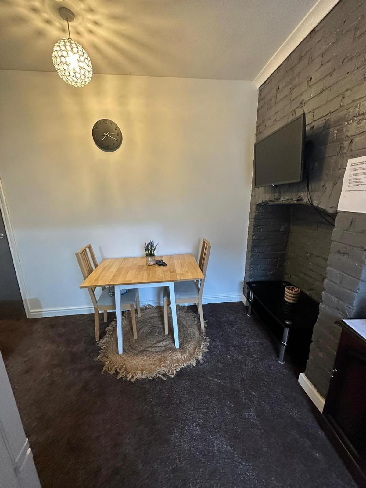 Dans Place Manchester Luaran gambar
